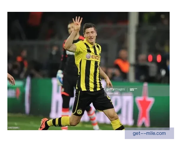 莱万蝉联世界足球先生展现个人巅峰状态球迷热议荣誉背后精彩瞬间